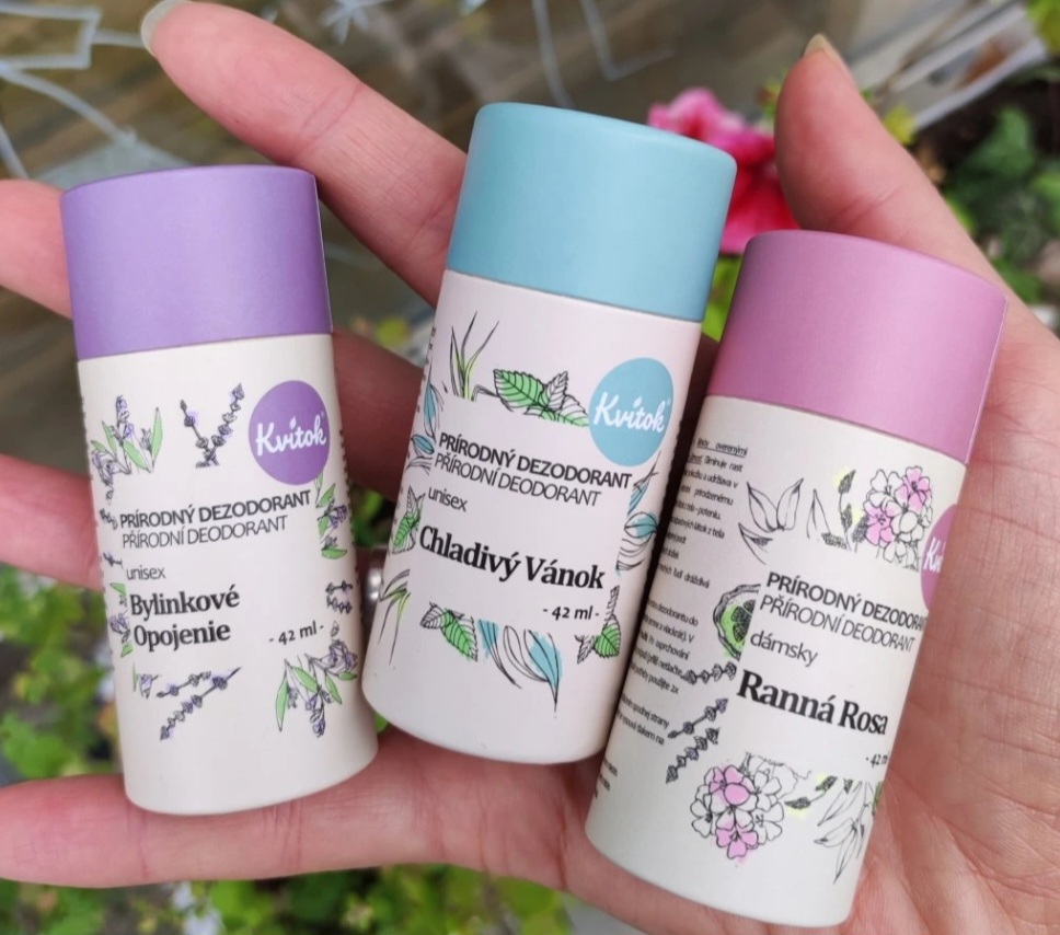 Tři druhy tuhých deodorantů přírodní slovenské značky Kvitok v dlani